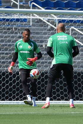 Eloy Room (L), a goalkeeper from Curaçao, participates in a practice session in Miami, United States, 22 June 2026. Room delivered the best performance by a goalkeeper in World Cup history against Ecuador, with 15 saves, and emphasized that the secret lay in the experience he has gained over his 37 years, asserting that, like fine wine, goalkeepers improve with age. Eloy Room and the secret of the veteran goalkeepers at the World Cup: We re like fine wine !ACHTUNG: NUR REDAKTIONELLE NUTZUNG!  Copyright: xAlbertoxBoalx GR1056 20260622-55020677465_1
