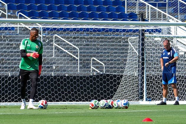 Eloy Room (L), a goalkeeper from Curaçao, participates in a practice session in Miami, United States, 22 June 2026. Room delivered the best performance by a goalkeeper in World Cup history against Ecuador, with 15 saves, and emphasized that the secret lay in the experience he has gained over his 37 years, asserting that, like fine wine, goalkeepers improve with age. Eloy Room and the secret of the veteran goalkeepers at the World Cup: We re like fine wine !ACHTUNG: NUR REDAKTIONELLE NUTZUNG!  Copyright: xAlbertoxBoalx GR1059 20260622-55020677468_1