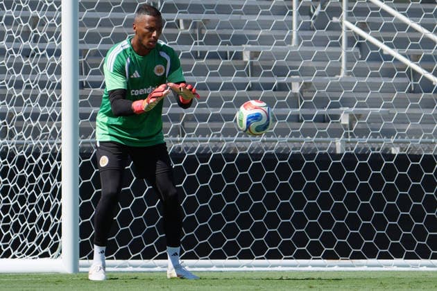 Eloy Room, a goalkeeper from Curaçao, participates in a practice session in Miami, United States, 22 June 2026. Room delivered the best performance by a goalkeeper in World Cup history against Ecuador, with 15 saves, and emphasized that the secret lay in the experience he has gained over his 37 years, asserting that, like fine wine, goalkeepers improve with age. Eloy Room and the secret of the veteran goalkeepers at the World Cup: We re like fine wine !ACHTUNG: NUR REDAKTIONELLE NUTZUNG!  Copyright: xAlbertoxBoalx GR1054 20260622-55020677471_1