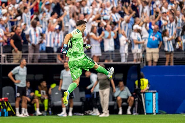 Emiliano Martinez of Argentina celebrates after Lionel Messi of Argentina scores the team s second goal during the match between Argentina and Austria in the second round of the group stage of the 2026 World Cup, held at Houston Stadium in Dallas, United States. Richard Callis Fotoarena (Richard Callis SPP)  Copyright: xRichardxCallisx xSPPx spp-en-RiCa-2967707