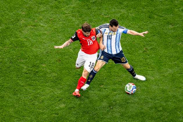 DALLAS - (lr) Romano Schmid of Austria and Lionel Messi of Argentina during the 2026 World Cup at AT&T Stadium on June 22, 2026, in Dallas, United States. (Photo by Stefan Koops EYE4IMAGES DeFodi Images) - *** DALLAS — Romano Schmid of Austria and Lionel Messi of Argentina during the 2026 World Cup at AT&T Stadium on June 22, 2026, in Dallas, United States. Photo by Stefan Koops, EYE4IMAGES, DeFodi Images,detected_source_language