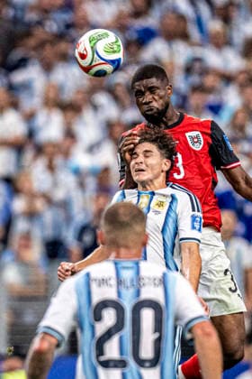 Kevin Danso of Austria and Julian Alvarez of Argentina compete for possession of the ball during the match between Argentina and Austria in the second round of the group stage of the 2026 World Cup, held at Houston Stadium in Dallas, United States. Richard Callis Fotoarena (Richard Callis SPP)  Copyright: xRichardxCallisx xSPPx spp-en-RiCa-2967704