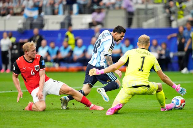 Argentina v Austria: Group J - FIFA World Cup, WM, Weltmeisterschaft, Fussball 2026 Lionel Messi of Argentina, Alexander Schlager and Xaver Schlager of Austria compete for the ball during the FIFA World Cup 2026 Group J match between Argentina and Austria at Dallas Stadium on June 22, 2026 in Arlington, Texas. Arlington TX United States  Copyright: xJosexBretonx originalFilename:bretonhernandez-argentin260622_npiyN.jpg