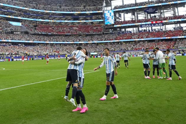 FIFA World Cup, WM, Weltmeisterschaft, Fussball 2026 - Group J - Argentina vs Austria Lionel Messi (L) of Argentina celebrates with teammates after scoring the 2-0 goal during the FIFA World Cup 2026 group stage match Argentina against Austria, in Dallas, USA, 22 June 2026. DALLAS United States  Copyright: xJEFFREYxMCWHORTERx