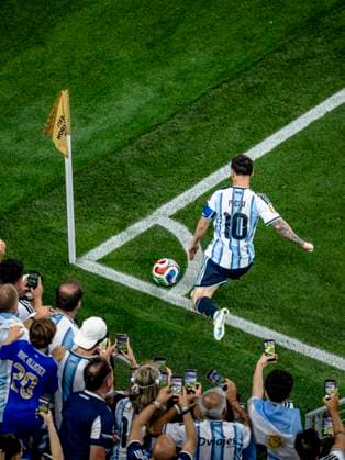 DALLAS - Lionel Messi of Argentina takes a corner; Argentina supporters take photos and selfies en masse during the 2026 World Cup at AT&T Stadium on June 22, 2026, in Dallas, United States. (Photo by Stefan Koops EYE4IMAGES DeFodi Images) - *** DALLAS