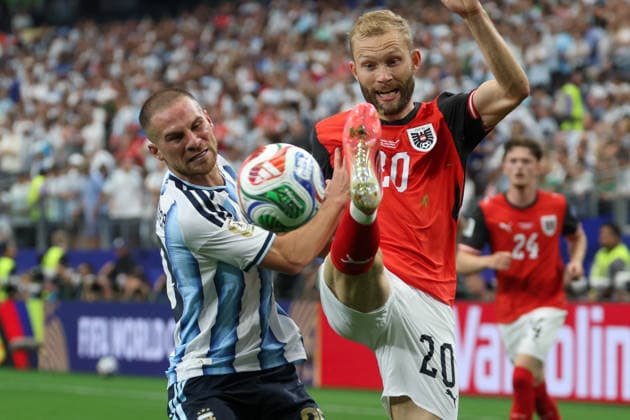 ARLINGTON, TX - JUNE 22: Konrad Laimer 20 of Austria kicks his leg high to try and bring in the ball while being defended by Alexis Mac Allister 20 of Argentina during the FIFA World Cup, WM, Weltmeisterschaft, Fussball 2026 Group J match between Argentina and Austria on June 22, 2026, at Dallas Stadium in Dallas, Texas. (Photo by David Buono Icon Sportswire) SOCCER: JUN 22 FIFA World Cup 26 Group J - Argentina vs Austria EDITORIAL USE ONLY Icon260622037