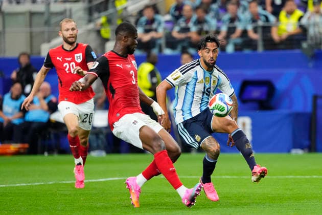 Argentina v Austria: Group J - FIFA World Cup, WM, Weltmeisterschaft, Fussball 2026 Nico Gonzalez of Argentina and Kevin Danso of Austria compete for the ball during the FIFA World Cup 2026 Group J match between Argentina and Austria at Dallas Stadium on June 22, 2026 in Arlington, Texas. Arlington TX United States  Copyright: xJosexBretonx originalFilename:bretonhernandez-argentin260622_npkEO.jpg