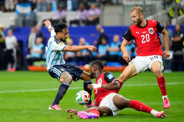 Argentina v Austria: Group J - FIFA World Cup, WM, Weltmeisterschaft, Fussball 2026 Nico Gonzalez of Argentina kicks the ball during the FIFA World Cup 2026 Group J match between Argentina and Austria at Dallas Stadium on June 22, 2026 in Arlington, Texas. Arlington TX United States  Copyright: xJosexBretonx originalFilename:bretonhernandez-argentin260622_npLwr.jpg