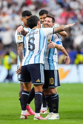 Argentina v Austria: Group J - FIFA World Cup, WM, Weltmeisterschaft, Fussball 2026 Lionel Messi of Argentina celebrates the victory with Lisandro Martinez of Argentina during the FIFA World Cup 2026 Group J match between Argentina and Austria at Dallas Stadium on June 22, 2026 in Arlington, Texas. Arlington TX United States  Copyright: xJosexBretonx originalFilename:bretonhernandez-argentin260622_npxuN.jpg