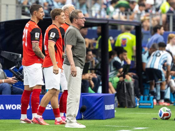 SOCCER - FIFA World Cup, WM, Weltmeisterschaft, Fussball 2026 ARLINGTON,TEXAS,USA,22.JUN.26 - SOCCER - FIFA World Cup 2026, group stage, Argentina vs Austria. Image shows Marco Friedl, Alexander Prass, Marko Arnautovic and head coach Ralf Rangnick (AUT).  GEPAxpictures xArminxRauthner