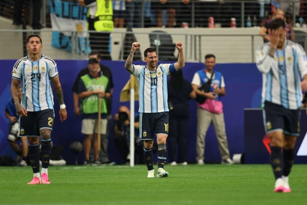 ARLINGTON, TX - JUNE 22: Lionel Messi 10 of Argentina holds two fists in the air after scoring his second goal during the FIFA World Cup, WM, Weltmeisterschaft, Fussball 2026 Group J match between Argentina and Austria on June 22, 2026, at Dallas Stadium in Dallas, Texas. (Photo by David Buono Icon Sportswire) SOCCER: JUN 22 FIFA World Cup 26 Group J - Argentina vs Austria EDITORIAL USE ONLY Icon260622068
