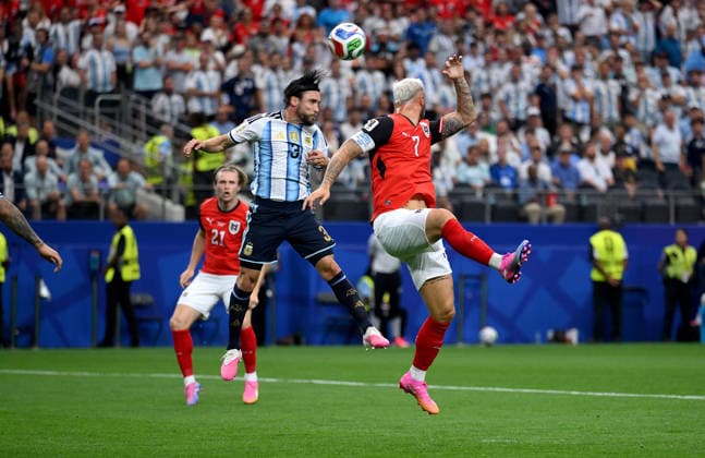 Fussball FIFA WM 2026 Vorrunde Gruppe J in Dallas Argentinien - Oesterreich 22.06.2026 Nicolas Tagliafico (li, Argentinien) gegen Marko Arnautovic (re, Oesterreich) *** Soccer