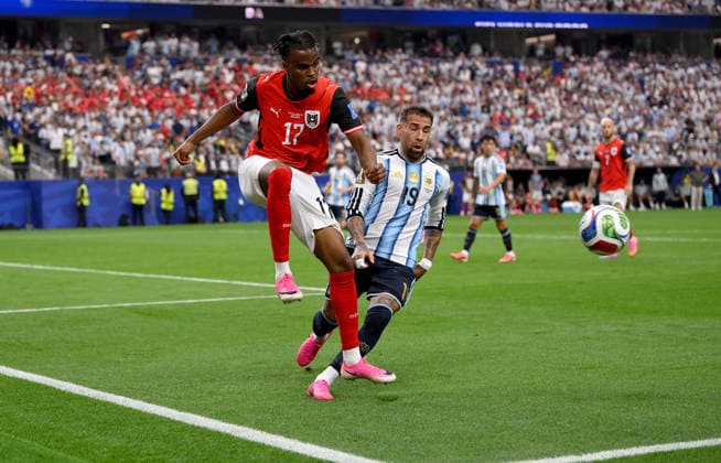 Fussball FIFA WM 2026 Vorrunde Gruppe J in Dallas Argentinien - Oesterreich 22.06.2026 Nicolas Otamendi (re, Argentinien) gegen Carney Chukwuemeka (li, Oesterreich) *** Soccer