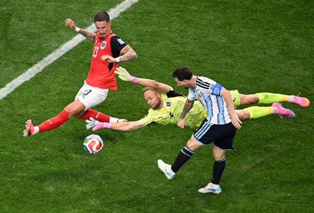Sport Bilder des Tages (260623) -- DALLAS, June 23, 2026 -- Lionel Messi (1st R) of Argentina shoots during the group J match between Argentina and Austria at the 2026 FIFA World Cup, WM, Weltmeisterschaft, Fussball at Dallas Stadium in Dallas, the United States, June 22, 2026. ) (SP)U.S.-DALLAS-FOOTBALL-FIFA WORLD CUP-GROUP J-ARG VS AUT WuxXiaoling 