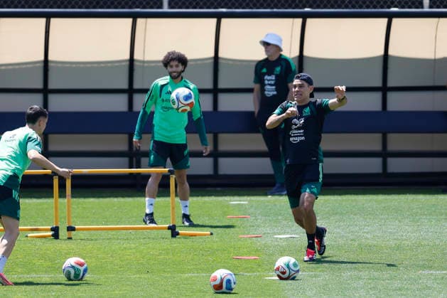 Mexico s assistant coach Rafa Marquez (R) during a team s training session in Guadalajara, Mexico, 22 June 2026. Mexico s training session !ACHTUNG: NUR REDAKTIONELLE NUTZUNG!  Copyright: xSashenkaxGutiérrezx GRAF3467 20260622-55020677091008_1008