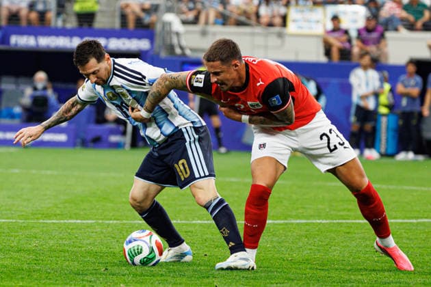Lionel Messi and Marco Friedl seen during FIFA World Cup, WM, Weltmeisterschaft, Fussball 2026 game between national teams of Argentina and Austria (Grzegorz Wajda Ball Raw Images) Arlington Dallas Stadium USA Copyright: xGrzegorzxWajdax grzegorzwajda_argentina_austria_2526_6-10