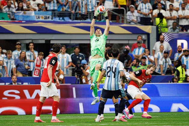 Emiliano Martinez seen during FIFA World Cup, WM, Weltmeisterschaft, Fussball 2026 game between national teams of Argentina and Austria (Grzegorz Wajda Ball Raw Images) Arlington Dallas Stadium USA Copyright: xGrzegorzxWajdax grzegorzwajda_argentina_austria_2526_6-12