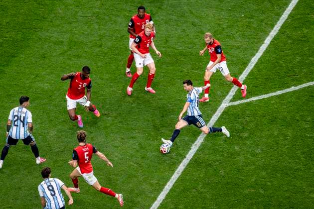 DALLAS - Lionel Messi of Argentina shoots at goal, Kevin Danso of Austria, Nicolas Seiwald of Austria, David Alaba of Austria and Konrad Laimer of Austria look on during the 2026 World Cup at AT&T Stadium on June 22, 2026 in Dallas, United States. (Photo by Stefan Koops EYE4IMAGES DeFodi Images) - *** DALLAS