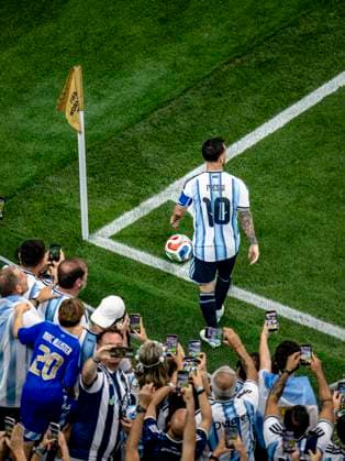 DALLAS - Lionel Messi of Argentina takes a corner; Argentina supporters take photos and selfies en masse during the 2026 World Cup at AT&T Stadium on June 22, 2026, in Dallas, United States. (Photo by Stefan Koops EYE4IMAGES DeFodi Images) - *** DALLAS