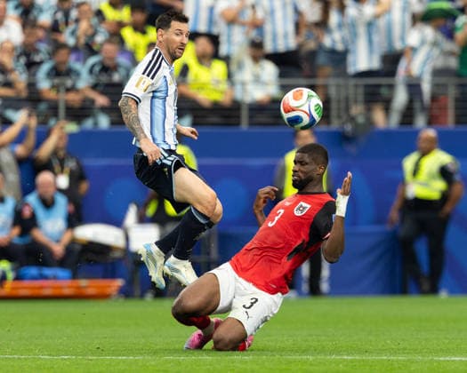 June 22, 2026, Arlington, Texas, USA: Argentina forward LIONEL MESSI (10) (left) kicks the ball over Austria defender Austria defender KEVIN DANSO (3) during the 2026 FIFA World Cup, WM, Weltmeisterschaft, Fussball Group J match between Argentina and Austria at Dallas Stadium in Arlington, Texas. Arlington USA - ZUMAh193 20260622_zsp_h193_029 Copyright: xDanielxMcGregor-Huyerx