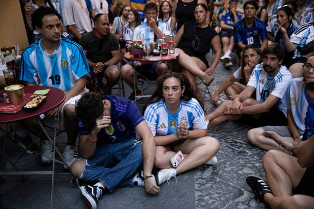 Argentina fans during the World Cup match between Argentina and Austria in Naples NAPLES, ITALY - JUNE 22: Argentina fans are seen during the World Cup match between Argentina and Austria in the Spanish Quarter of Naples, Italy on June 22, 2026. Iso Ekle Anadolu Naples Italy. Editorial use only. Please get in touch for any other usage.  Copyright: x2026xAnadoluxIsoxEklex