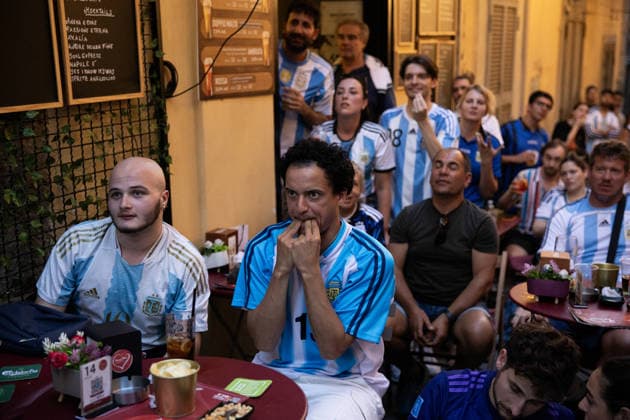 Argentina fans during the World Cup match between Argentina and Austria in Naples NAPLES, ITALY - JUNE 22: Argentina fans are seen during the World Cup match between Argentina and Austria in the Spanish Quarter of Naples, Italy on June 22, 2026. Iso Ekle Anadolu Naples Italy. Editorial use only. Please get in touch for any other usage.  Copyright: x2026xAnadoluxIsoxEklex