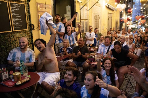 Argentina fans during the World Cup match between Argentina and Austria in Naples NAPLES, ITALY - JUNE 22: Argentina fans are seen during the World Cup match between Argentina and Austria in the Spanish Quarter of Naples, Italy on June 22, 2026. Iso Ekle Anadolu Naples Italy. Editorial use only. Please get in touch for any other usage.  Copyright: x2026xAnadoluxIsoxEklex
