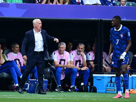 France v Iraq - FIFA World Cup, WM, Weltmeisterschaft, Fussball 2026 - Group I PHILADELPHIA, UNITED STATES - JUNE 22: Head coach of France Didier Deschamps gives tactics to Ousmane Dembele (7) of France the 2026 FIFA World Cup First Stage Group I match between France and Iraq at Lincoln Financial Field (Philadelphia Stadium) in Philadelphia, Pennsylvania, United States on June 22, 2026. Abdulhamid Hosbas Anadolu Pennsylvania United States. Editorial use only. Please get in touch for any other usage.  Copyright: x2026xAnadoluxAbdulhamidxHosbasx