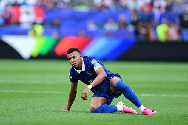 France v Iraq - FIFA World Cup, WM, Weltmeisterschaft, Fussball 2026 - Group I PHILADELPHIA, UNITED STATES - JUNE 22: Kylian Mbappe (10) of France falls down during the 2026 FIFA World Cup First Stage Group I match between France and Iraq at Lincoln Financial Field (Philadelphia Stadium) in Philadelphia, Pennsylvania, United States on June 22, 2026. Abdulhamid Hosbas Anadolu Pennsylvania United States. Editorial use only. Please get in touch for any other usage.  Copyright: x2026xAnadoluxAbdulhamidxHosbasx