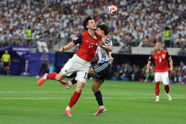 SOCCER - FIFA World Cup, WM, Weltmeisterschaft, Fussball 2026 ARLINGTON,TEXAS,USA,22.JUN.26 - SOCCER - FIFA World Cup 2026, group stage, Argentina vs Austria. Image shows Michael Gregoritsch (AUT) and Lisandro Martinez (ARG).  GEPAxpictures xStevenxDinberg