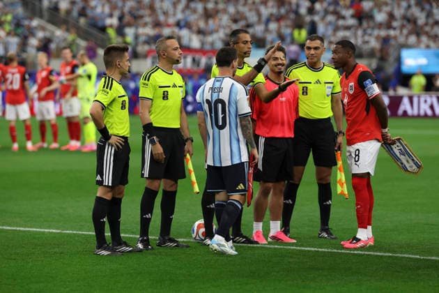 SOCCER - FIFA World Cup, WM, Weltmeisterschaft, Fussball 2026 ARLINGTON,TEXAS,USA,22.JUN.26 - SOCCER - FIFA World Cup 2026, group stage, Argentina vs Austria. Image shows Lionel Messi (ARG) and David Alaba (AUT).  GEPAxpictures xStevenxDinberg