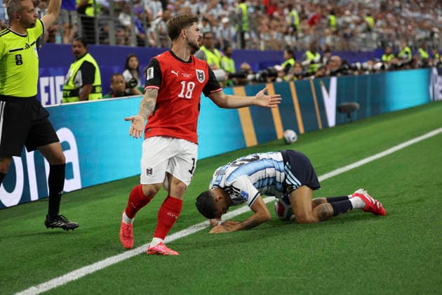 SOCCER - FIFA World Cup, WM, Weltmeisterschaft, Fussball 2026 ARLINGTON,TEXAS,USA,22.JUN.26 - SOCCER - FIFA World Cup 2026, group stage, Argentina vs Austria. Image shows Romano Schmid (AUT) and Facundo Medina (ARG).  GEPAxpictures xStevenxDinberg