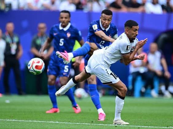 France v Iraq - FIFA World Cup, WM, Weltmeisterschaft, Fussball 2026 - Group I PHILADELPHIA, UNITED STATES - JUNE 22: Kylian Mbappe (10) of France shoots for a goal during the 2026 FIFA World Cup First Stage Group I match between France and Iraq at Lincoln Financial Field (Philadelphia Stadium) in Philadelphia, Pennsylvania, United States on June 22, 2026. Abdulhamid Hosbas Anadolu Pennsylvania United States. Editorial use only. Please get in touch for any other usage.  Copyright: x2026xAnadoluxAbdulhamidxHosbasx