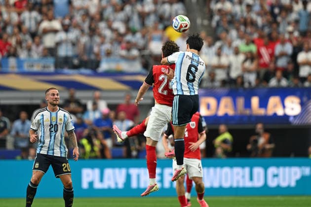 June 22, 2026: Argentina defender Lisandro MartoÂ­nez (6) headers the ball during FIFA World Cup, WM, Weltmeisterschaft, Fussball group stage action between Argentina and Austria at Dallas Stadium in Arlington, Texas. Cal Media Arlington USA - ZUMAc04_ 20260622_zma_c04_012 Copyright: xMichaelxDornx