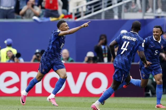 PHILADELPHIA - (LR) Kylian Mbappe of France, Dayot Upamecano of France, Jules Kounde of France celebrate the 1-0 during the FIFA 2026 World Cup Group I match between France and Iraq at the Philadelphia Stadium on June 22, 2026 in Philadelphia, United States. MAURICE VAN STEEN ANP FIFA World Cup, WM, Weltmeisterschaft, Fussball 2026 2026 xVIxANPxSportx xMauricexvanxSteenxIVx 561692319 originalFilename: 561692319.jpg