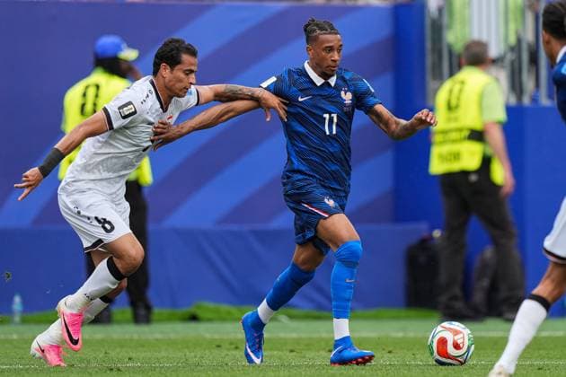 Michael Olise of France runs with the ball with pressure from Ibrahim Bayesh of Iraq France v Iraq, 2026 FIFA World Cup, WM, Weltmeisterschaft, Fussball Group I, Football, Philadelphia Stadium, Philadelphia, Pennsylvania, USA - 22 Jun 2026Philadelphia Philadelphia Stadium Pennsylvania (PA) United States of America  Copyright: xIsmaelxAdnan Shutterstockx 16950632ay