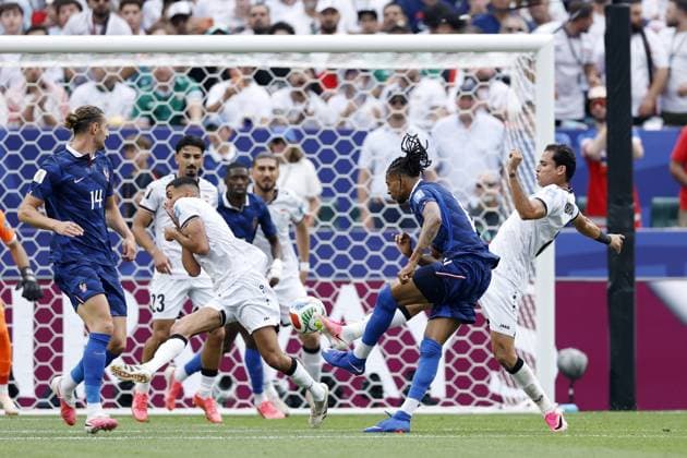 PHILADELPHIA - (LR) Amir Alammari of Iraq, Michael Olise of France, Ibrahim Bayesh of Iraq during the 2026 FIFA World Cup, WM, Weltmeisterschaft, Fussball Group 1 match between France and Iraq at the Philadelphia Stadium on June 22, 2026, in Philadelphia, United States. MAURICE VAN STEEN ANP FIFA World Cup 2026 2026 xVIxANPxSportx xMauricexvanxSteenxIVx 561693153 originalFilename: 561693153.jpg
