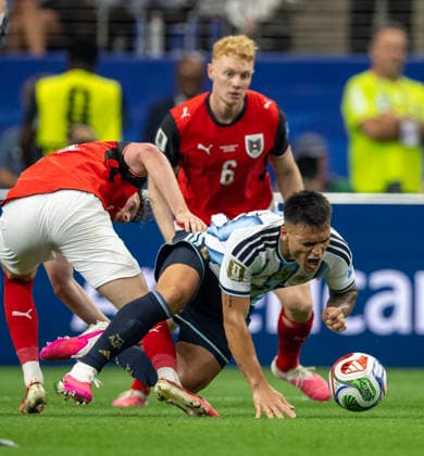 June 22, 2026, Arlington, Texas, USA: Austrian player 4 MF XAVER SCHLAGER trips up Argentina player 22 FWD LAUTARO MARTIÂNEZ with Austrian player 6 MF NICOLAS SEIWALD looking on. Argentina won 2:0. Arlington USA - ZUMAm147 20260622_zap_m147_011 Copyright: xHossxMcBainx
