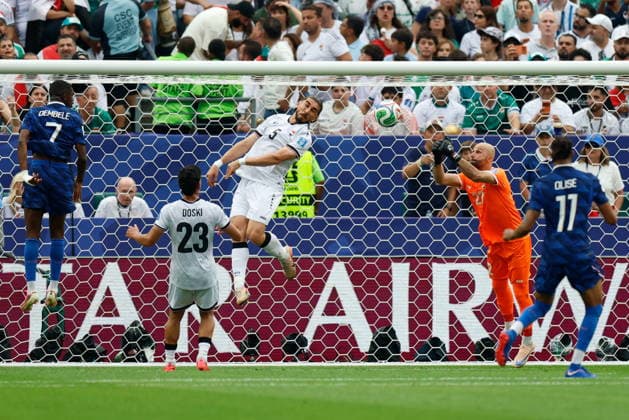 PHILADELPHIA STADIUM PHILADELPHIA PENNSYLVANIA USA 22.06.2026 FIFA MISTRZOSTWA SWIATA 2026 W PILKA NOZNA W USA MECZ GRUPA I AND FRANCE FRANCJA I AND IRAK IRAQ FIFA World Cup, WM, Weltmeisterschaft, Fussball 2026 Group I match between France and Iraq at Philadelphia Stadium in Philadelphia, Pennsylvania, USA on June 22, 2026. N Z France forward Ousmane Dembele (7) Iraq defender Akam Hashim (5) Iraq goalkeeper Ahmed Basil (22) KAMIL KRZACZYNSKI NEWSPIX.PL --- newspix.pl POLAND OUT!  KSK