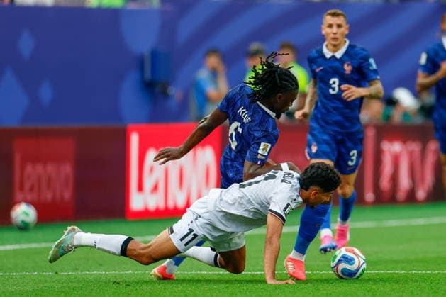 PHILADELPHIA STADIUM PHILADELPHIA PENNSYLVANIA USA 22.06.2026 FIFA MISTRZOSTWA SWIATA 2026 W PILKA NOZNA W USA MECZ GRUPA I AND FRANCE FRANCJA I AND IRAK IRAQ FIFA World Cup, WM, Weltmeisterschaft, Fussball 2026 Group I match between France and Iraq at Philadelphia Stadium in Philadelphia, Pennsylvania, USA on June 22, 2026. N Z France midfielder Manu Kone (6) Iraq midfielder Ahmed Qasem (11) KAMIL KRZACZYNSKI NEWSPIX.PL --- newspix.pl POLAND OUT!  KSK