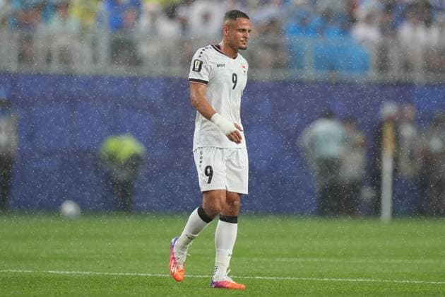 Ali Al Hamadi of Iraq stands in the rain France v Iraq, 2026 FIFA World Cup, WM, Weltmeisterschaft, Fussball Group I, Football, Philadelphia Stadium, Philadelphia, Pennsylvania, USA - 22 Jun 2026Philadelphia Philadelphia Stadium Pennsylvania (PA) United States of America  Copyright: xIsmaelxAdnan Shutterstockx 16950632bg