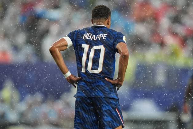 Kylian MbappÃ of France stands in the rain France v Iraq, 2026 FIFA World Cup, WM, Weltmeisterschaft, Fussball Group I, Football, Philadelphia Stadium, Philadelphia, Pennsylvania, USA - 22 Jun 2026Philadelphia Philadelphia Stadium Pennsylvania (PA) United States of America  Copyright: xIsmaelxAdnan Shutterstockx 16950632bh