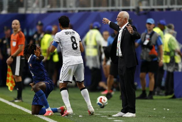FIFA World Cup, WM, Weltmeisterschaft, Fussball 2026 - Group I - France vs Iraq Iraq s head coach Graham Arnold (R) gestures during the FIFA World Cup 2026 group stage match France against Iraq, in Philadelphia, Pennsylvania, USA, 22 June 2026. PHILADELPHIA United States  Copyright: xWILLxOLIVERx