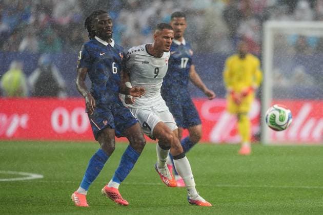 Ali Al Hamadi of Iraq passes the ball while under pressure from Kouadio KonÃ of France France v Iraq, 2026 FIFA World Cup, WM, Weltmeisterschaft, Fussball Group I, Football, Philadelphia Stadium, Philadelphia, Pennsylvania, USA - 22 Jun 2026Philadelphia Philadelphia Stadium Pennsylvania (PA) United States of America  Copyright: xIsmaelxAdnan Shutterstockx 16950632bj
