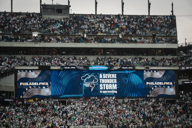 Fußball Herren FIFA Fußball-Weltmeisterschaft 2026 Gruppe I Frankreich vs. Irak 22.06.2026 Das Stadion wird aufgrund eines Unwetters Gewitter Blitz Donner geräumt auf der Anzeige steht a severe thunderstorm is approaching Philadelphia Philadelphia Stadion Pennsylvania United States of America *** Mens Soccer 2026 FIFA World Cup Group I France vs. Iraq June 22, 2026 The stadium is being evacuated due to a severe thunderstorm—lightning and thunder—and the display reads