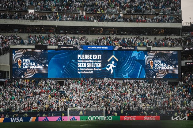 Fußball Herren FIFA Fußball-Weltmeisterschaft 2026 Gruppe I Frankreich vs. Irak 22.06.2026 Das Stadion wird aufgrund eines Unwetters Gewitter Blitz Donner geräumt auf der Anzeige steht please exit the open seating area and seek shelter in the stadium as directed by stadium staff Philadelphia Philadelphia Stadion Pennsylvania United States of America *** Mens Soccer 2026 FIFA World Cup Group I France vs. Iraq June 22, 2026 The stadium is being evacuated due to a severe weather storm—thunder, lightning, and thunder—and the display reads