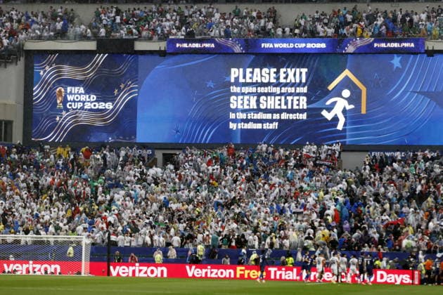 FIFA World Cup, WM, Weltmeisterschaft, Fussball 2026 - Group I - France vs Iraq An electronic screen displays a message asking attendees to seek shelter due to the weather conditions of France during the FIFA World Cup 2026 group stage match France against Iraq, in Philadelphia, Pennsylvania, USA, 22 June 2026. PHILADELPHIA United States  Copyright: xWILLxOLIVERx