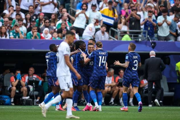 France v Iraq Group I - FIFA World Cup, WM, Weltmeisterschaft, Fussball 2026 PHILADELPHIA, PENNSYLVANIA - JUNE 22, 2026: France players celebrate after Kylian Mbappe ( 10) scored his team s opening goal during the FIFA World Cup 2026 Group I match between France and Iraq at Philadelphia Stadium in Philadelphia, Pennsylvania, on June 22, 2026. PHILADELPHIA United States of America Copyright: x xAymanxArefxMohamedxSaadxElxDinx xJNAxPressx