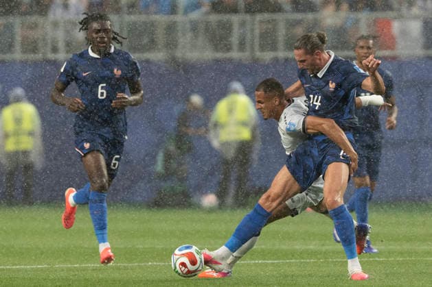 Adrien Rabiot (L) of France vies for the ball with Ali Alhamadi (2-R) of Iraq during a Group I match of the 2026 FIFA World Cup, WM, Weltmeisterschaft, Fussball between France and Iraq at Lincoln Financial Field in Philadelphia, United States, 22 June 2026. FIFA World Cup 2026 - Group I - France vs Iraq !ACHTUNG: NUR REDAKTIONELLE NUTZUNG!  Copyright: xÁngelxColmenaresx GR1107 20260622-55020678321_1