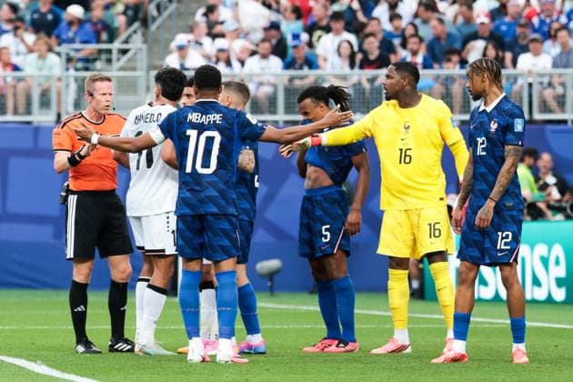 RECORD DATE NOT STATED FIFA World Cup, WM, Weltmeisterschaft, Fussball 2026 - Group I - France v Iraq Referee Drew Fischer during the match between France and Iraq in the second round of Group I of the 2026 FIFA World Cup group stage at Philadelphia Stadium, in Philadelphia, United States, on Monday, June 22, 2026.(Foto: Vanessa Carvalho Brazil Photo Press IMAGO) Sports %G Copyright: xVanessaxCarvalhox